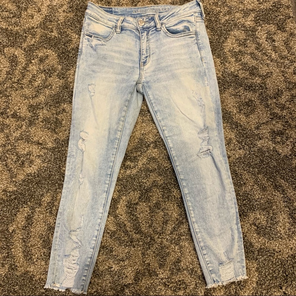 Light wash American Eagle skinny jeans
